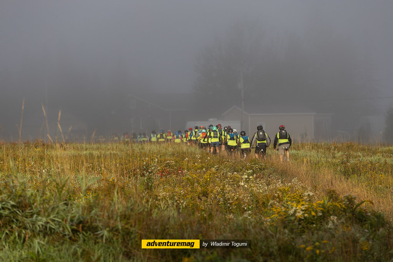 Un peloton d'athlètes à vélo lors du Raid Témiscamingue 2023.